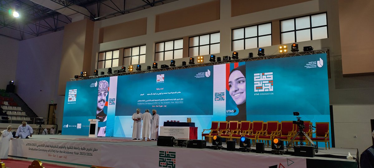 بعد حوالي ساعة تبدأ فعاليات تخرج طلبة وطالبات كليتي تقنية صور وابراء بالمجمع الرياضي بإبراء . نرجو التوفيق والنجاح للجميع في مسيرة حياتهم ان شاء الله.