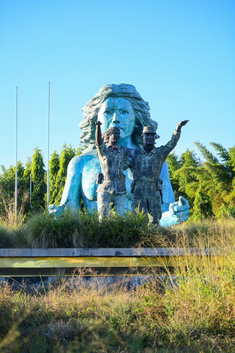 "Este espacio no era visitado por nadie, era un monumento a la corrupción. Costó más de un millón de dólares, solo la muñeca.

Incluso el mismo escultor que hizo la maqueta dijo textualmente: 'el monumento es tosco, lleno de rigidez y tiene defectos de anatomía y proporción'",