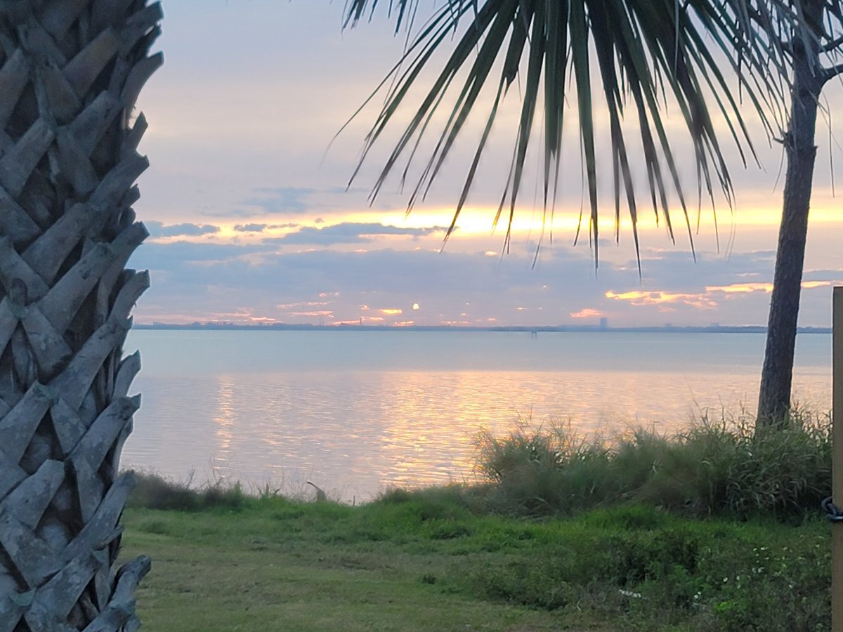 SpaceCoastSkies's tweet photo. As close to the sun as we could get today #sunrise #flwx #SpaceCoastSkies #StormHour #KSCVC https://t.co/sewt8cXP9N