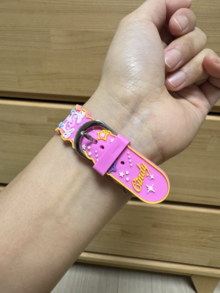 조승연 손민수  시크릿 쥬쥬 별의 여신 쥬얼공주시계 쥬쥬랑 신디 왔다😍💕👑👸 언뜻 보면 진짜 아기들 시계인지 잘 모르겠고 짱 예쁘고 귀여움ㅋㅋㅋ 우즈 피날레 콘 때 이거 차고 오는 무즈들 꽤 있을 거 같어🤣