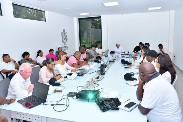 El alcalde Alejandro Abuchar González tuvo su primer consejo de gobierno con los miembros de su gabinete con el fin de entregar instrucciones lo que permitirá lograr los objetivos que el gobierno distrital se ha trazado

#TurboUnPuertodeEsperanzayVida
#AlcaldíaDistrital