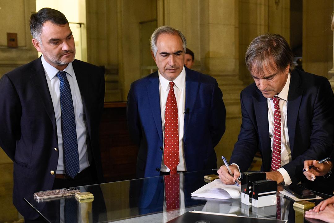 andres20ad's tweet photo. En medio de la crisis de seguridad, senadores de derecha como Chahuán, Luciano Cruz-Coke, Rodrigo Galilea, Carlos Kuschel y Enrique van Rysselberghe, pretenden liberar a todo delincuente, narcotraficante, asesino y violador mayor de 70, entre ellos al pedófilo padre de Macaya. https://t.co/fTT8tA7s3d
