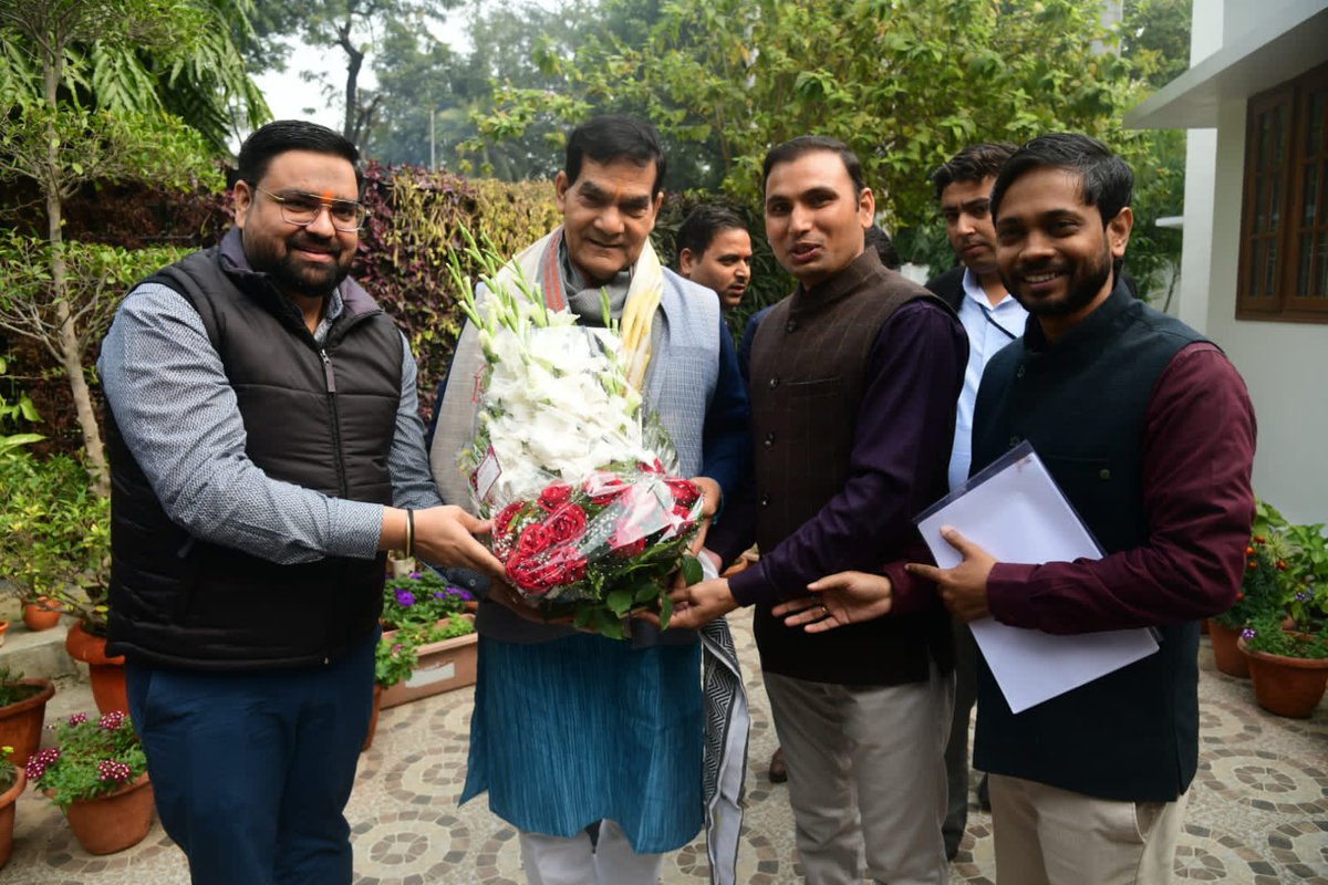 singh_sdo's tweet photo. अभियंता संघ के प्रतिनिधि मंडल ने मा• ऊर्जा मंत्री श्री @aksharmaBharat जी,अध्यक्ष महोदय पावर कॉरपोरेशन व प्रबंध निदेशक उत्पादन निगम से मुलाकात कर नव वर्ष की शुभकामनाएं दी।संघ ने प्रदेश के विद्युत उपभोक्ताओं को और बेहतर विद्युत सेवाएं सुनिश्चित कराने का संकल्प व्यक्त किया। https://t.co/FEhsAkPa7b