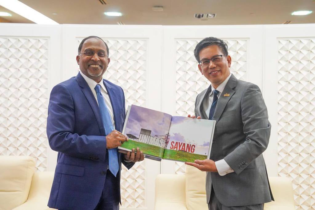 PROF. DR. AHMAD HATA RASIT, NAIB CANSELOR UNIMAS BAHARU

Baca lanjut di : facebook.com/share/p/eeLwj1…

<a href="/ZambryOfficial/">Zambry Abd Kadir</a> 
<a href="/UNIMASofficial/">UNIMAS</a> 

#MalaysiaMADANI