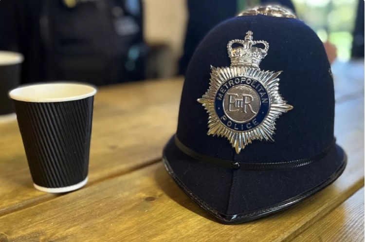 MPSCroydon's tweet image. Have a Cuppa with our Waddon Safer Neighbourhood Team at Waddon Leisure Centre. 👮‍♀️☕👮‍♂️

Date: 08/01/2023
Time: 1400hrs 

We look forward to seeing you there to discuss your issues and if you need crime prevention advice or would like to report a crime. #MyLocalMet