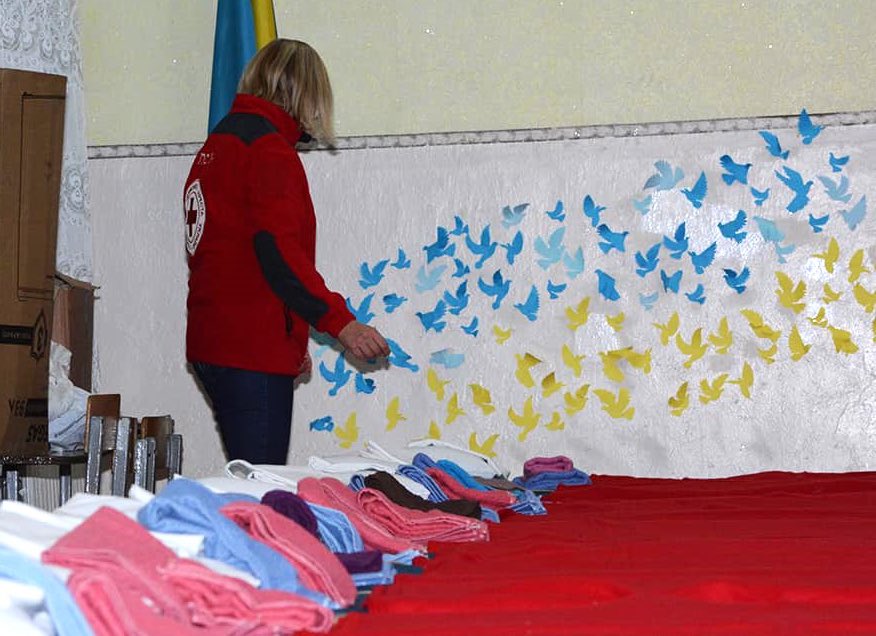 IFRC_Europe's tweet photo. 📍Smila, Cherkasy Oblast, #Ukraine

@RedCrossUkraine volunteers delivered around a hundred 🛏️ and distributed hot 🍲 to a school where the survivors of the latest massive rocket attacks are currently taking shelter. https://t.co/y8IEOcWrJB