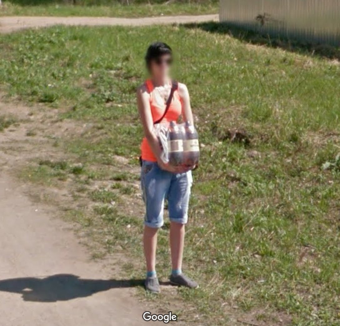 A marathon organiser is waiting for runners at the refreshment stop.

55.2244704,34.3234834