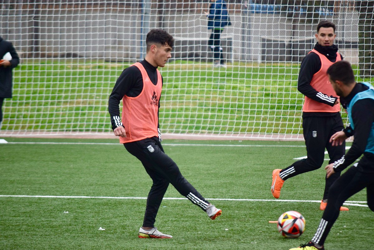 ⚪️⚫️ ¡Presentes, <a href="/CDBLaAcademia/">La Academia CD Badajoz</a>!

👏 Orgullosos de nuestros canteranos, de su trabajo diario y de ver cómo defienden este escudo.

👊 El sacrificio de hoy será la recompensa de mañana, ¡vamos, muchachos!