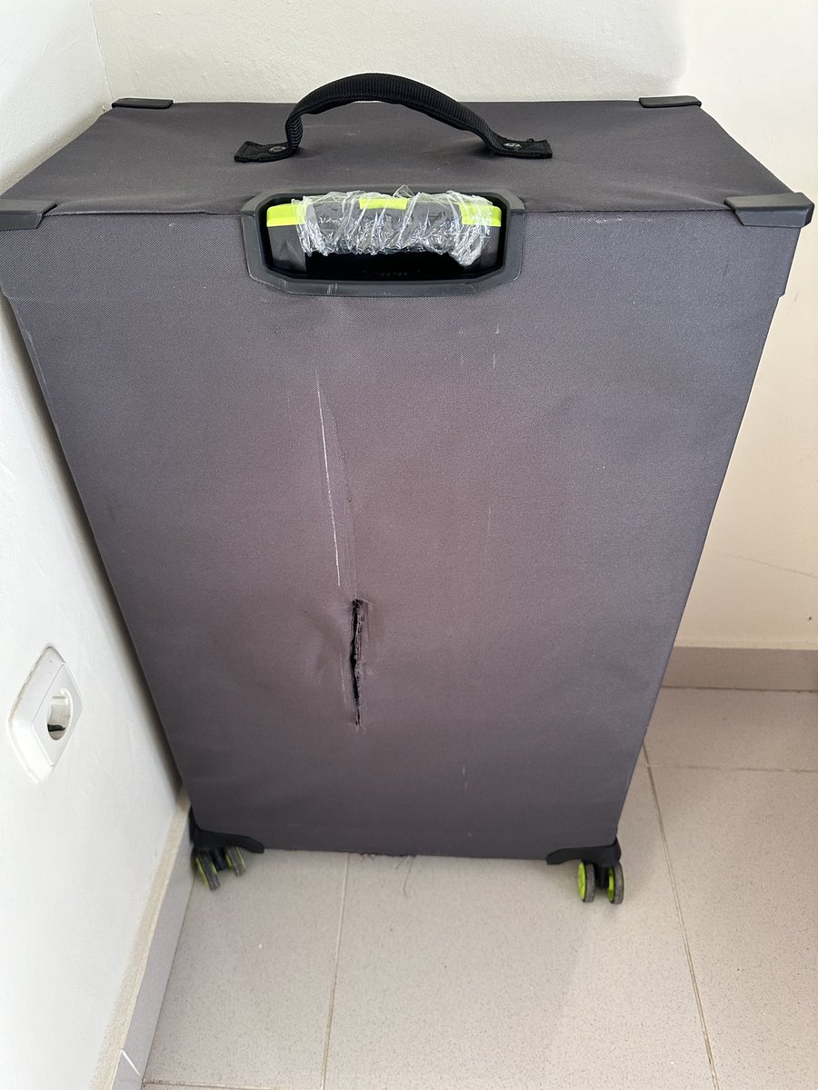 RdeB1973's tweet photo. @ArgosHelpers Order : 1561215380
IT Luggage large suitcase didn't even make our t half a trip ! Had to buy new suitcase abroad not robust at all ! Destroyed during flight. 😞😡 Please see reviews. https://t.co/7gx5753CHX