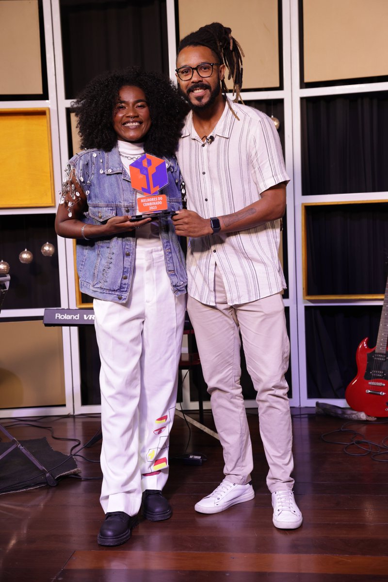 PgmCombinado's tweet photo. Anne Carol foi a primeiríssima da votação que elegeu as dez melhores participações musicais de 2023. Sua música percorre os gêneros de reggae, dub, R&amp;B, pop e soul e é defendida como música preta. Ela lançou seu primeiro álbum em 2023, "Semblantes". O programa  está no #Globoplay https://t.co/ydjRftk7Dh