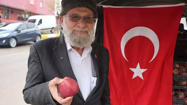darkwebhaber's tweet photo. Denizli’den yola çıkan 'Elmacı Dede' olarak tanınan 74 yaşındaki Muhammet Yılmaz, 1530 kilometre katederek Şırnak'a getirdiği 1 ton elmayı 23 Aralıkta Irak'ın kuzeyinde 6 şehit veren birliğe teslim etti. https://t.co/ZJn6JHO0tH
