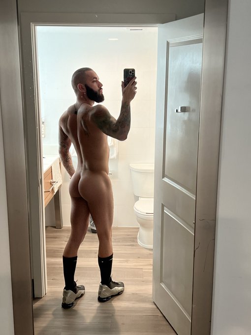 Help me clean my shoes? 😏 https://t.co/tHexc4mhKo<a href="/tag/moo"class="tags"><span>#moo</span></a>