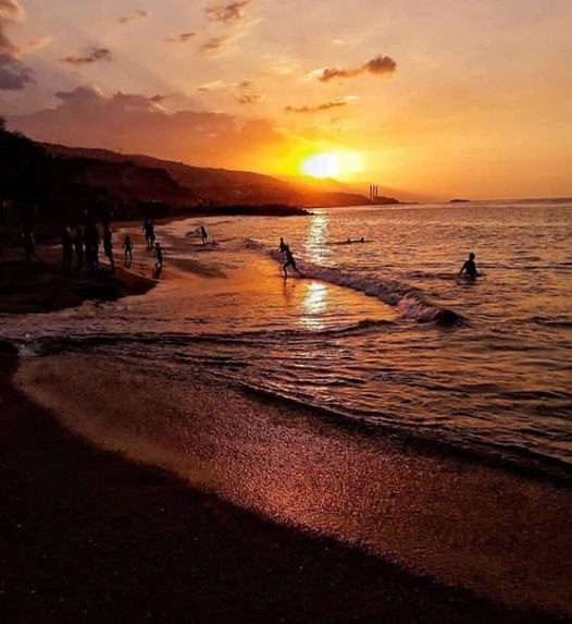 Espectacular atardecer en Playa Grande, edo. La Guaira...Venezuela.