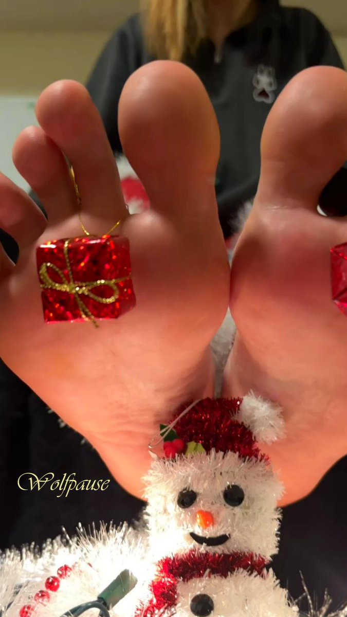 Wolfpause1's tweet photo. Used to to be a real man. Now he's a miniature snowman. #giantsoles #giantessfeet #toptoes #sexysoles https://t.co/Z3lf5d2RkM
