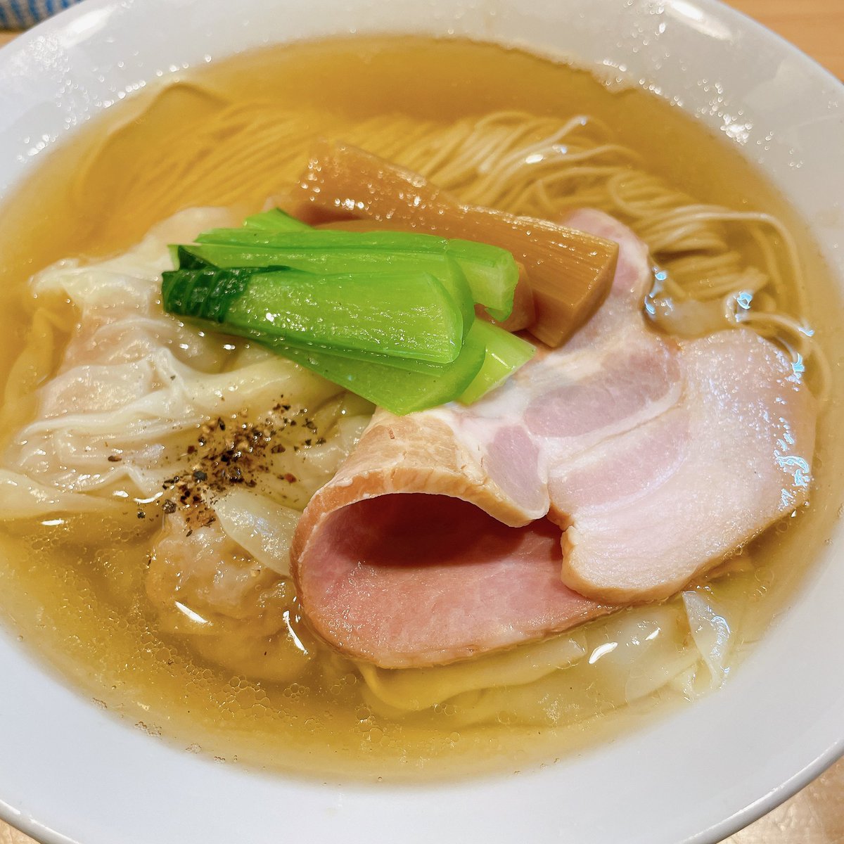 shinichitani's tweet photo. 行列には並ばないんですが、
今日はお休み、意を決して気になってたお店へ。
パパンだは塩ラーメンが好き。
塩ワンタン麺。
さすがビブルクマンに掲載されただけはありました。コスパ良し。
#パパンだ #papanda #祖師谷七丁目食堂 https://t.co/QfLdXvIO0l