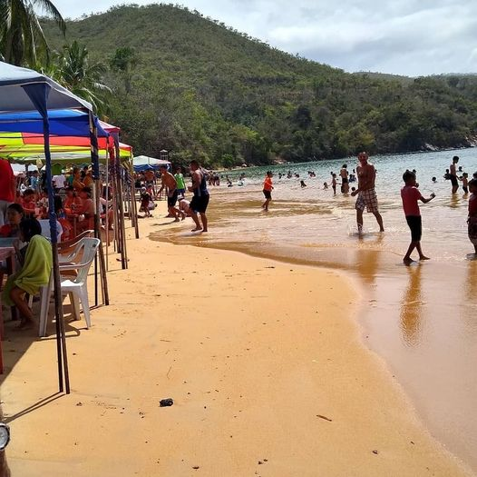 Santa Cruz se caracteriza  por sus arenas limpias y rojizas y  aguas tranquilas  y cristalinas,   vía Puerto la Cruz Cumana en el edo.  Sucre, Venezuela 🇻🇪