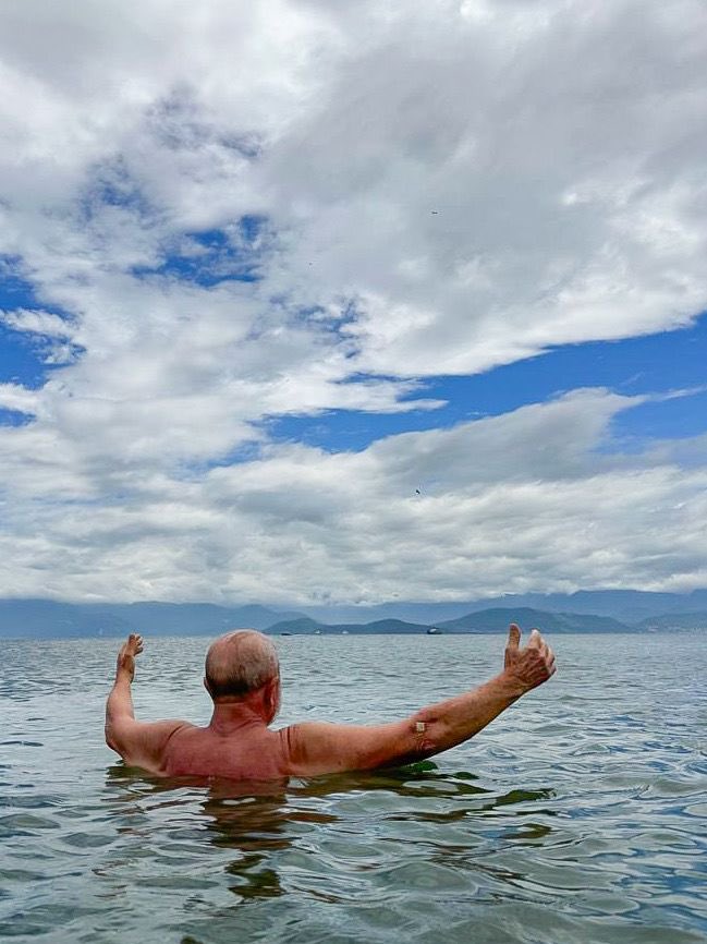 LulaOficial's tweet photo. Reencontro com o mar para começar 2024 com muita energia para rodar o Brasil. 

📸 @JanjaLula https://t.co/rtzftDTTl9