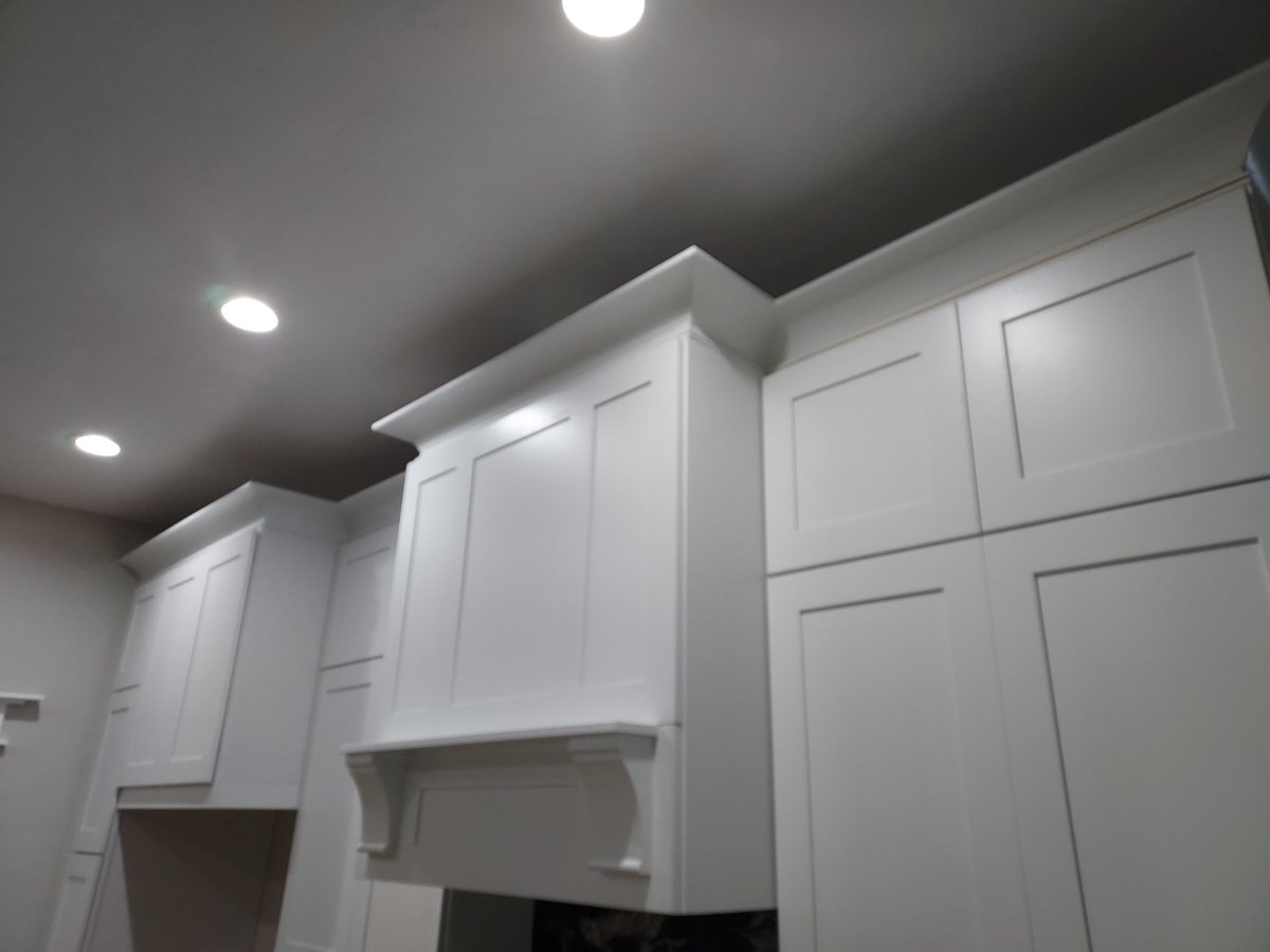 Lyn34703072's tweet photo. Put some cabnets together with some crown moulding https://t.co/3TNNu0BMLd