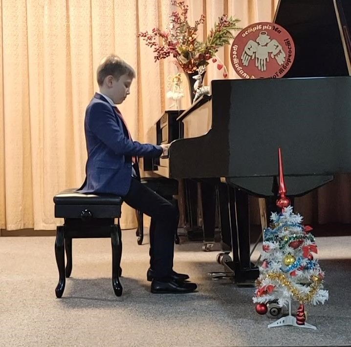 This is the funeral of Hlib Fedyuk, who was killed by a Russian missile in Kherson on New Year’s Eve. He was 11 years old and loved playing piano.

This is why Russia is a terrorist state.