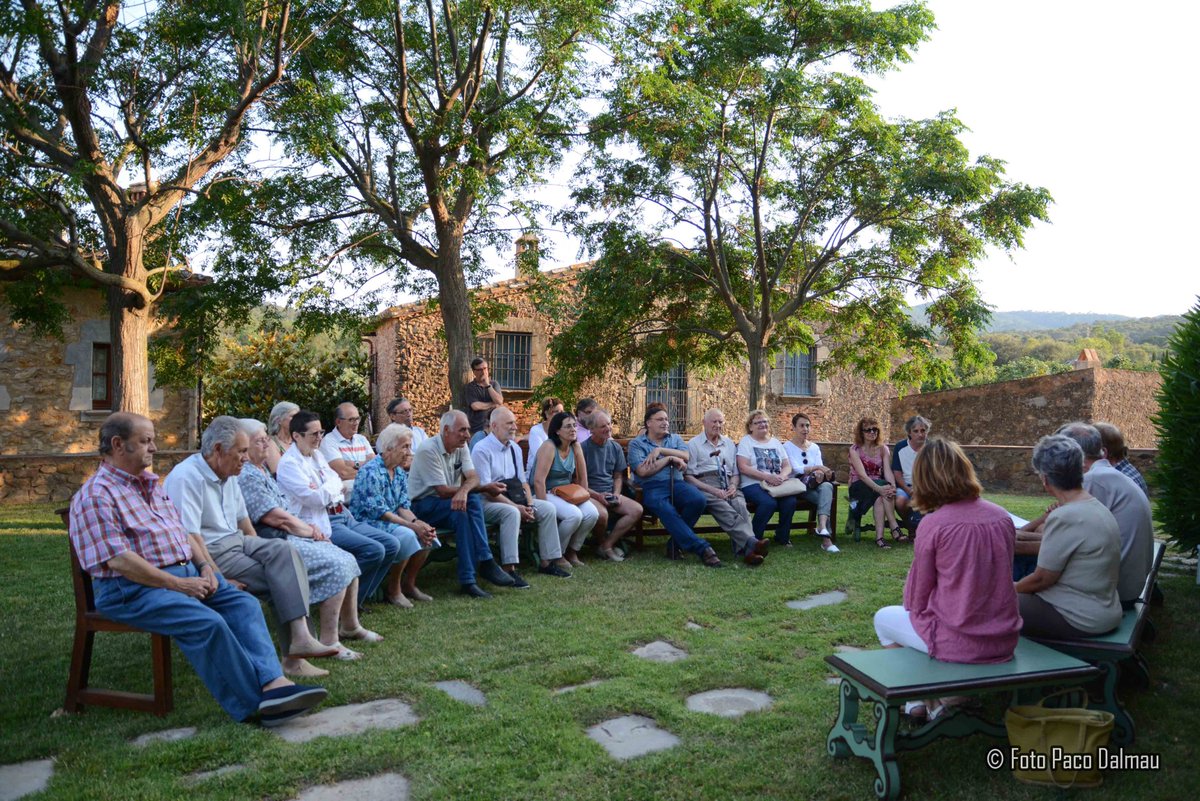 Avui hem rebut el Premi Nacional de Comunicació de Proximitat. 

El 2002 vam emprendre aquest camí de periodisme de cocció lenta amb la voluntat d'escriure històries sobre antigues maneres de viure i conviure. D'una gent, d'un temps, d'un país.

Gràcies per la vostra confiança!