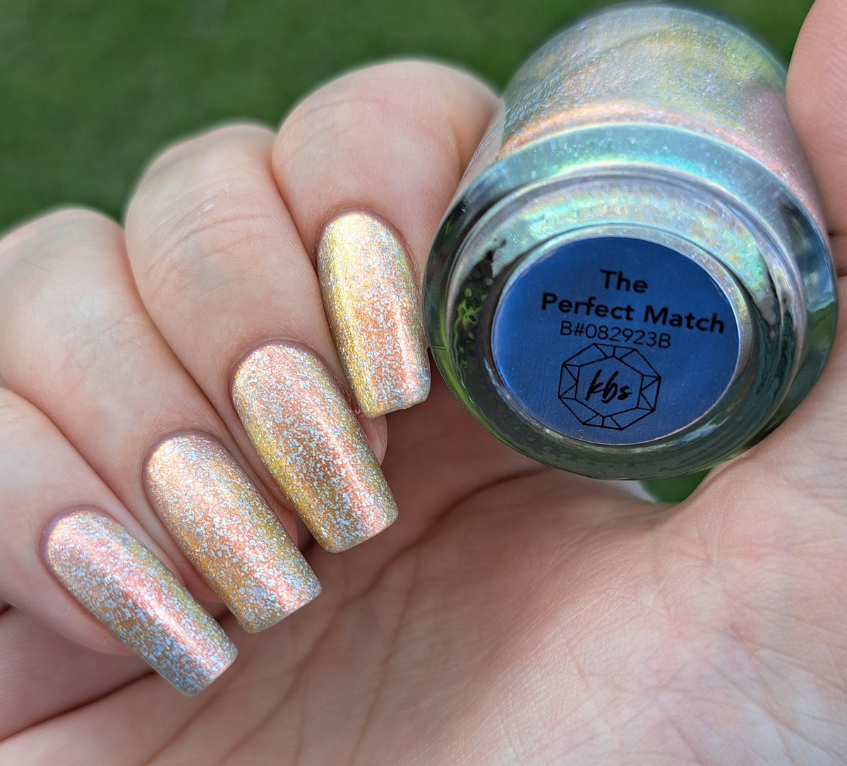 givemesparkles's tweet photo. This week's polish: 'The Perfect Match' from @kbshimmer's It's Fall About You collection is a silvery colour-shifting shimmer, showing off coppery red, peachy orange, warm gold and lime, with holo glow flakes throughout. ✨️🧡💅 #kbshimmer #indienailpolish #givemesparkle https://t.co/NhDz8mL8zh