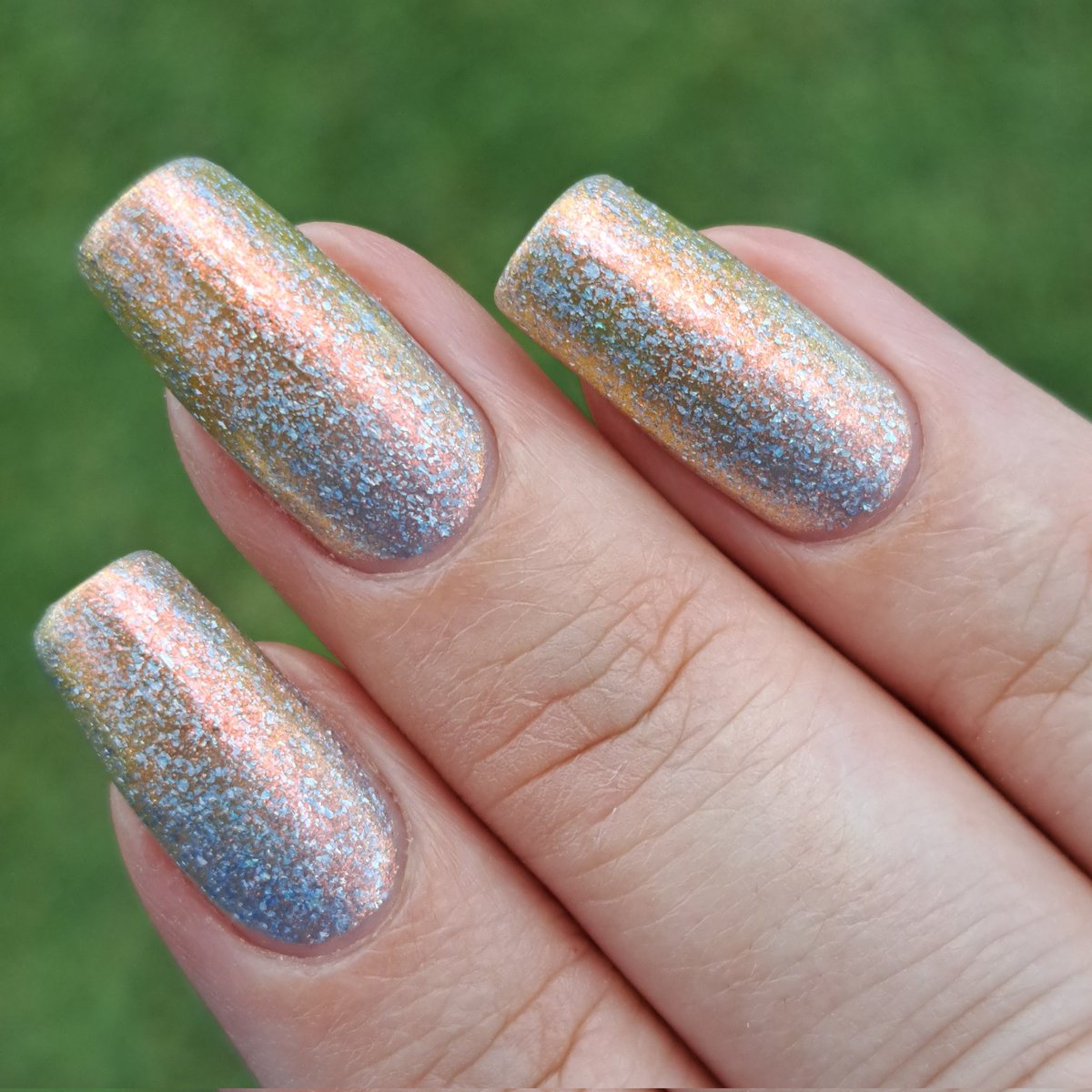 givemesparkles's tweet photo. This week's polish: 'The Perfect Match' from @kbshimmer's It's Fall About You collection is a silvery colour-shifting shimmer, showing off coppery red, peachy orange, warm gold and lime, with holo glow flakes throughout. ✨️🧡💅 #kbshimmer #indienailpolish #givemesparkle https://t.co/NhDz8mL8zh