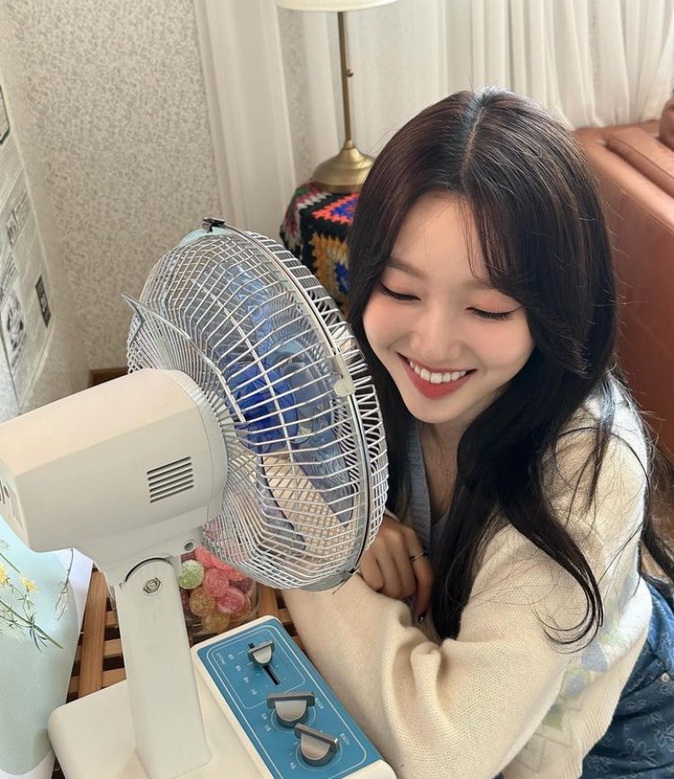 hyentual's tweet photo. when the fan starts telling jokes https://t.co/bwJngH0k5q