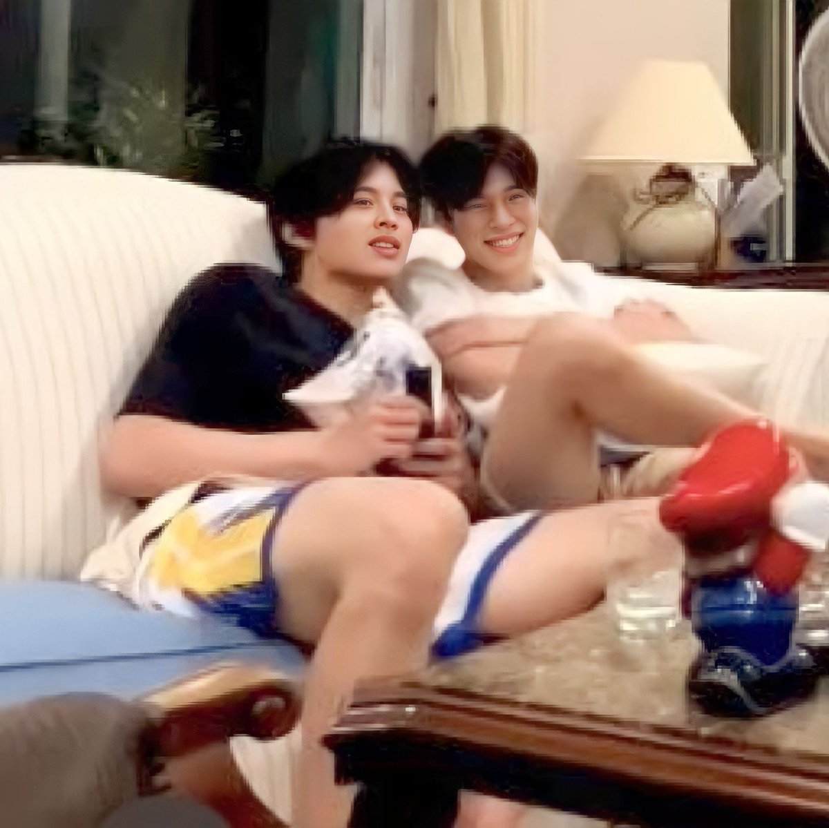 phuwin1975's tweet photo. โซฟาเล็กจัง🤭 https://t.co/t9KLBkFyTI