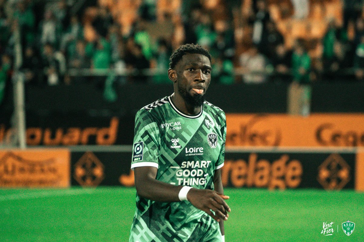 GreenLabStats's tweet photo. 📈Le bilan de mi-saison de Dylan Batubinsika

Les chiffres clés de sa demi-saison 

⚽️15 matchs disputés
⌚️1479 minutes

✅80% des actions réussies 
⚔️73.6% des duels défensifs remportés
⚔️49.2% des duels aériens remportés
🎯93% des passes réussies

Statistiques moyennes par 90 mn

⚔️5.3 duels défensifs disputés
⚔️4 duels aériens disputés
❎5 pertes de balles
✅9.9 récupérations
❌2.6 dégagements
🔪0.79 fautes
🟨0.12 cartons jaunes

crédit photo : @ASSEofficiel

#ASSE