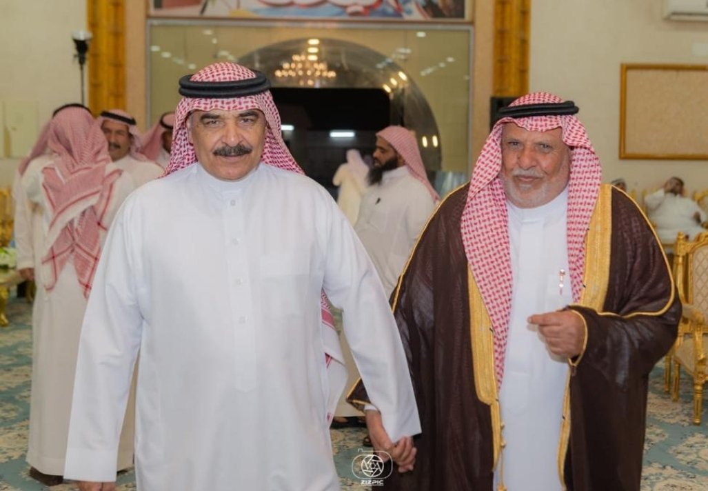 #موقف_قبل_٢٠_عام بقي له الأثر
#مبارك_الظلام_الشراري
ونعم الرجل
والله إنه مثل السحاب ، أينما حلّ ، حلَ خيره إما مطر تجد قطرات الحب والمودة تنهمر بغزارة، و إما ظلال🤍