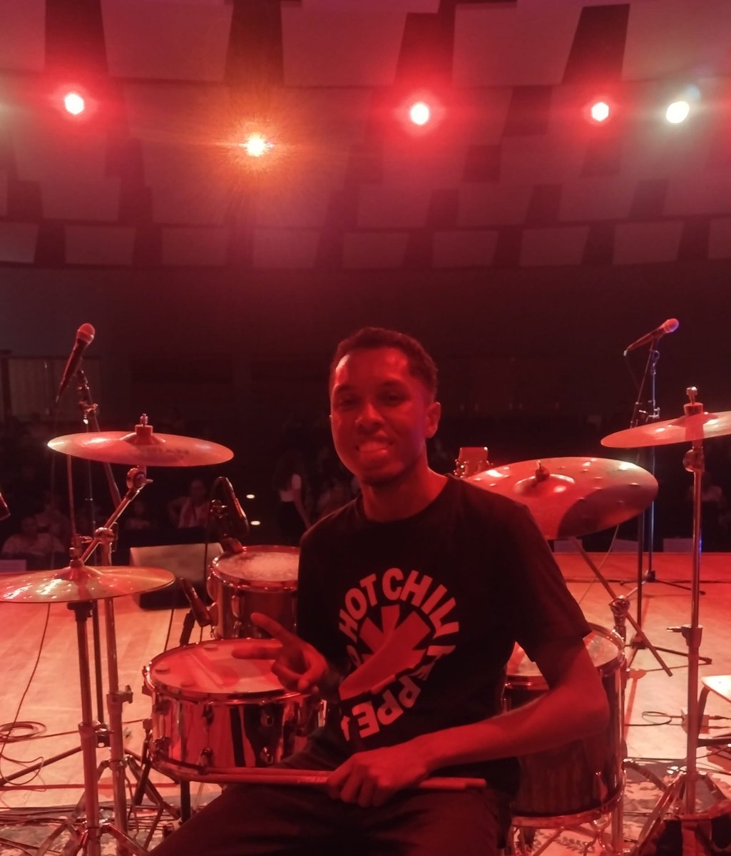 WelingtonSande5's tweet photo. Better days... ✌🏽🎶
#drums #musicando #music #show #rj #Brasil https://t.co/e2c6leRVSN