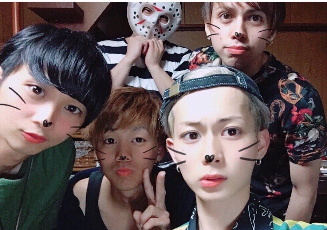 broly24R's tweet photo. ちょう久しぶりに初代ワンショットメンバーに会いました。
それぞれが
会わない間に結婚したりアーティストになったり色々ありましたが
中身はみんなそのままでした。
みっき〜とはたくさん色々語って笑いました。

また、��会があれば皆んなでご飯でも行きたいな🙃

それぞれ歩む道は違うけど頑張ろう https://t.co/0M0J9kxMso