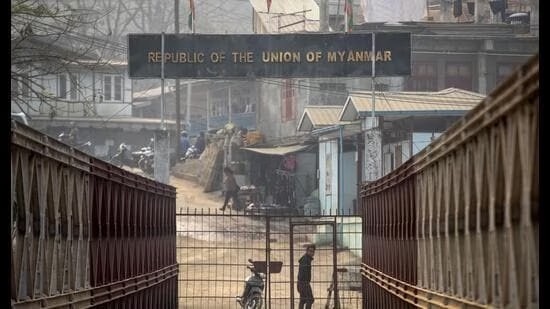 YogesVashist's tweet image. बड़ी खबर: केंद्र सरकार ने म्यांमार से लगातार हो रहे घुसपैठ पर लगाम लगाने के लिए उठाया बड़ा कदम! बिना कागज दिखाए नही मिलेगी एंट्री🔥

Central Govt to end free movement along India-Myanmar border
India WILL HAVE to get valid travel documents 
#Myanmar #FirstAct #INDvsSA