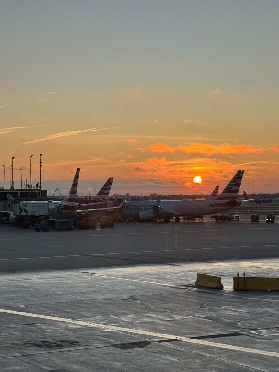 JFolcey's tweet photo. Was a beautiful day to fly.  Sunrise from Chicago O’Hare.  #Travel #traveling #AvGeek #sunrise https://t.co/jOKF6tEzHQ