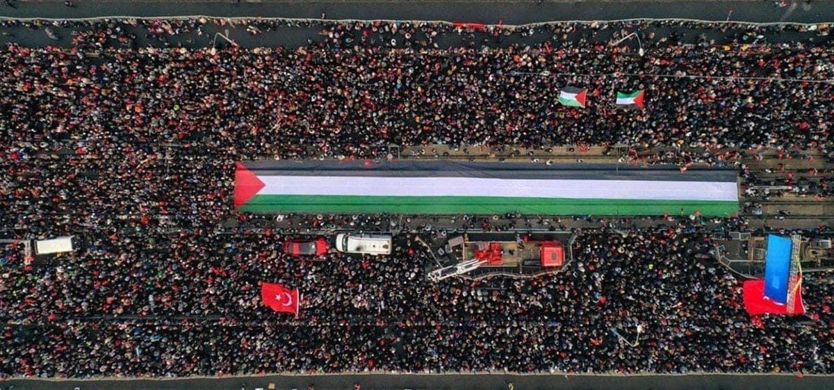 HammerMagz's tweet photo. 🇵🇸🇹🇷 Huge demonstration in support of Palestine takes place in Istanbul in the very beginning of the New Year 2024.

Tens of thousands of people  marched to the Galata Bridge.

#SolidarityPalestine 
#Istanbul https://t.co/dkTOWd3Guu