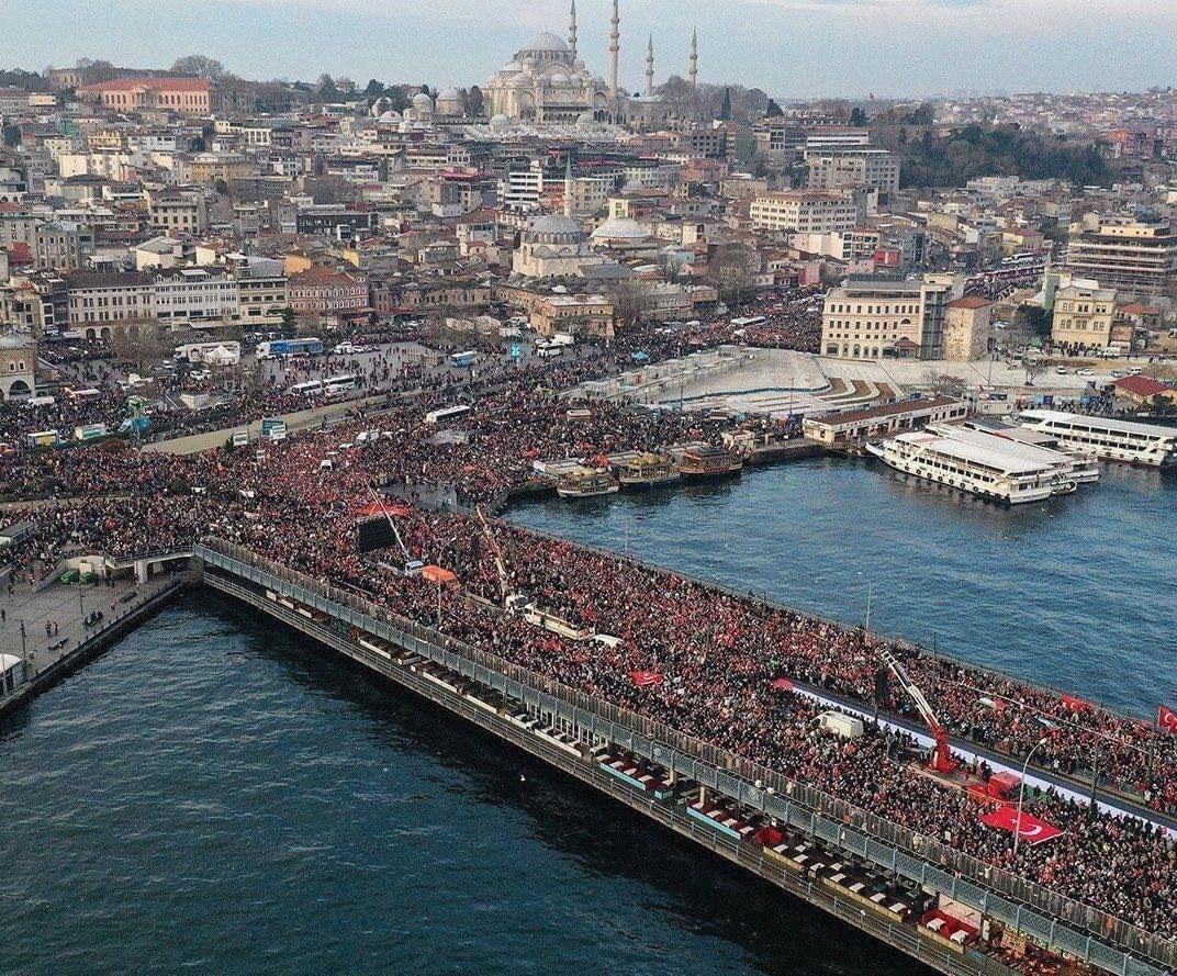 HammerMagz's tweet photo. 🇵🇸🇹🇷 Huge demonstration in support of Palestine takes place in Istanbul in the very beginning of the New Year 2024.

Tens of thousands of people  marched to the Galata Bridge.

#SolidarityPalestine 
#Istanbul https://t.co/dkTOWd3Guu