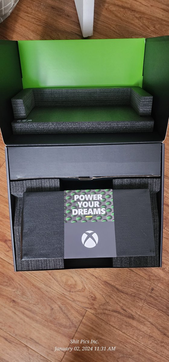MrXerves's tweet photo. Merry belated Xmas to myself! #XboxSeriesX https://t.co/OnPuhfI1At