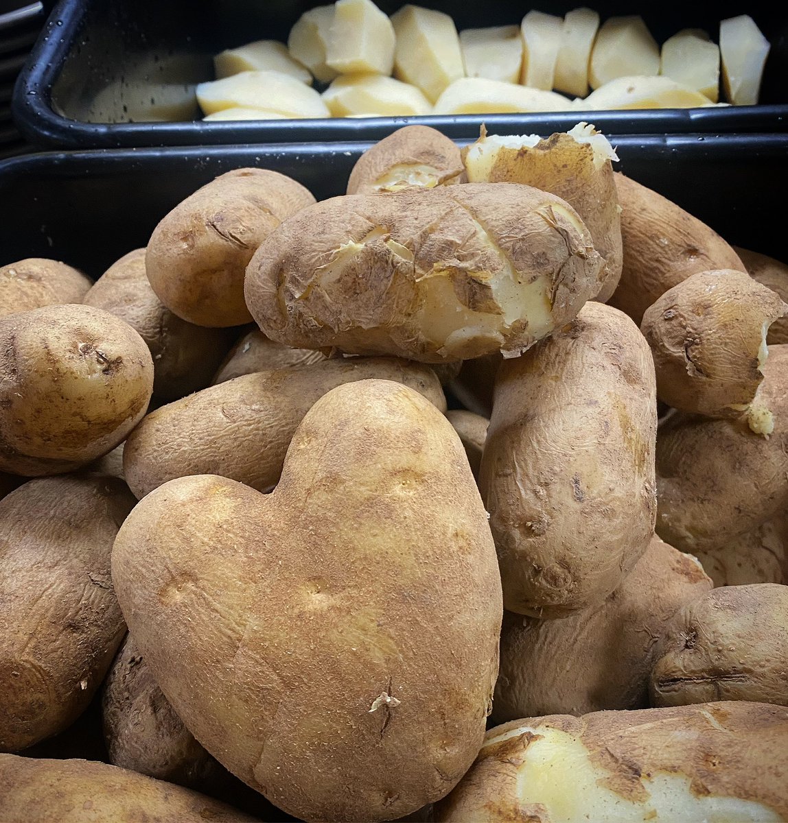 bomberypsi's tweet image. Our potatoes are hand peeled and cut with love everyday. Always fresh, never frozen. 
#potatoes #bomberypsi #handcut