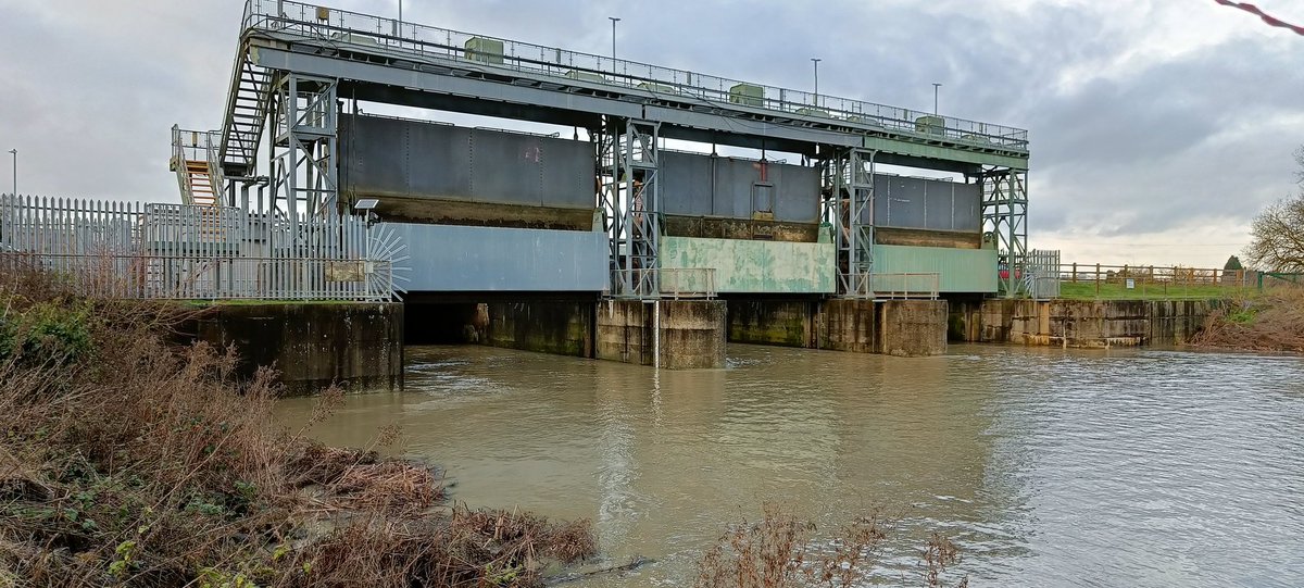 BowserAndy's tweet photo. All three gates open. Coronation Channel Sluice in Spalding. First time in 20 years. https://t.co/U8WsbXTIUs