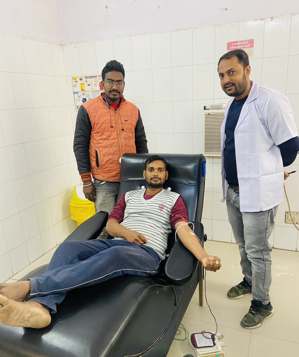 jishanbasantpur's tweet image. आज ज़िला अस्पताल में भर्ती एक महिला के लिए A+ve ब्लड की ज़रूरत थी, व्हाट्सएप्प पे मैसेज देख कर धनरंजन ठाकुर जी ने बलिया ज़िला अस्पताल पहुँच रक्तदान कर मानवता का संदेश दिया।