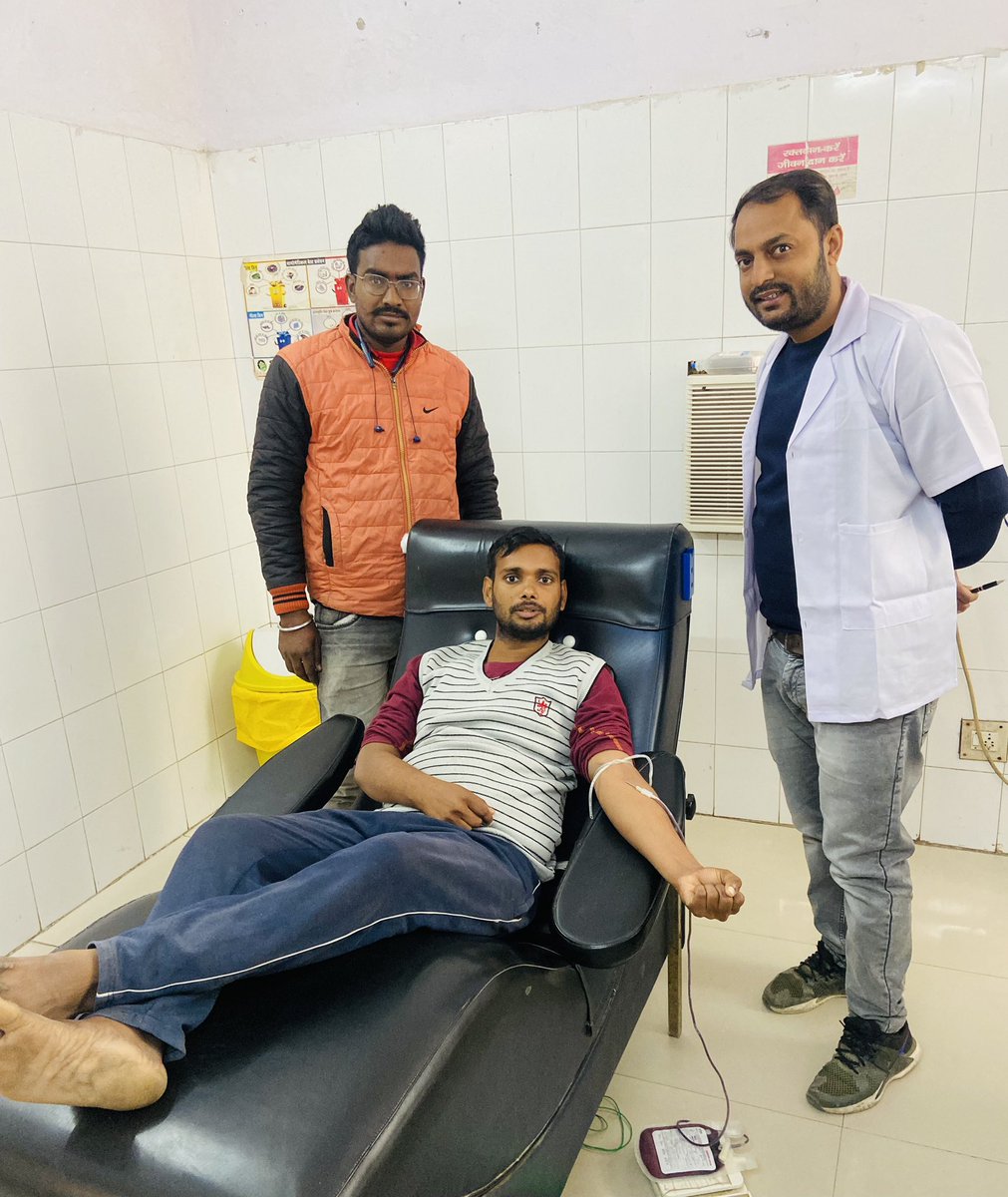 jishanbasantpur's tweet image. आज ज़िला अस्पताल में भर्ती एक महिला के लिए A+ve ब्लड की ज़रूरत थी, व्हाट्सएप्प पे मैसेज देख कर धनरंजन ठाकुर जी ने बलिया ज़िला अस्पताल पहुँच रक्तदान कर मानवता का संदेश दिया।