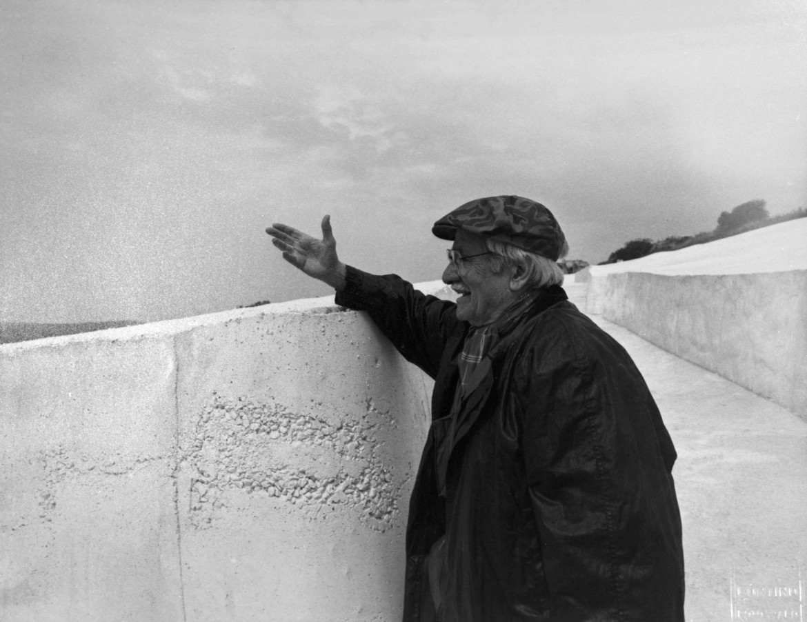 artribune's tweet photo. #FotodelGiorno: Alberto Burri, presso il Grande cretto di Gibellina, 1987 © Foto di Vittorugo Contino https://t.co/xHZAGlrghr