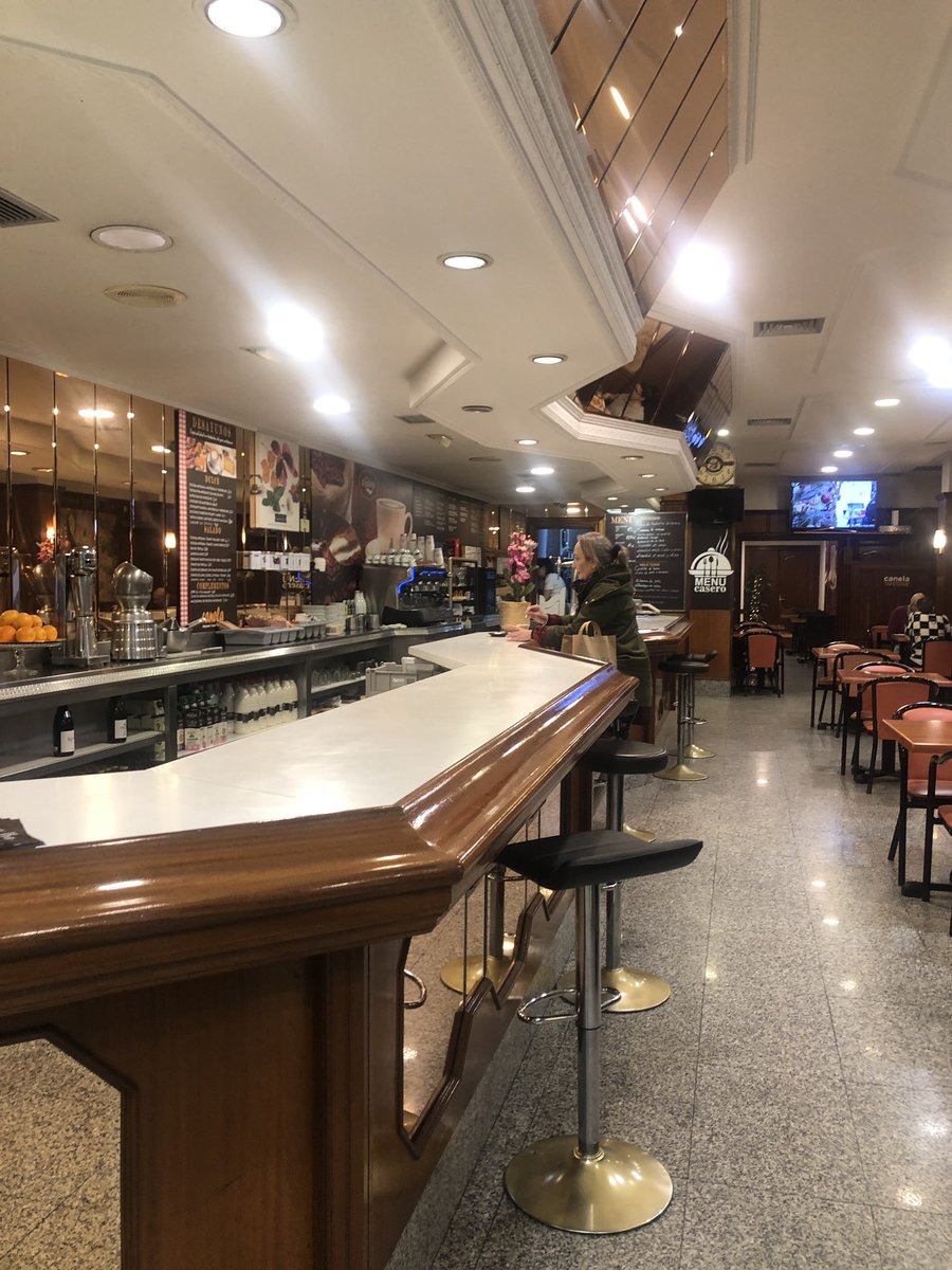 ☕️Cafeterías de Vigo, una tipología en sí misma. Las adoro!

❤️‍🔥Esta se llama Canela, y se encuentra en Urzaiz. Mostrador de madera que se contornea, espejos ahumados forrando las paredes  (también en un cuerpo superior), sillas con diseño noventero, mullidos taburetes…