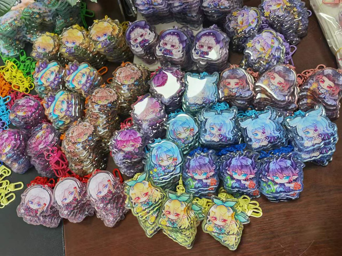 Ericcustomcraft's tweet image. Be very busy these days. Charms will coming to you soon.😜😜#acrylickeychain #charmskeychain #keychaindesign