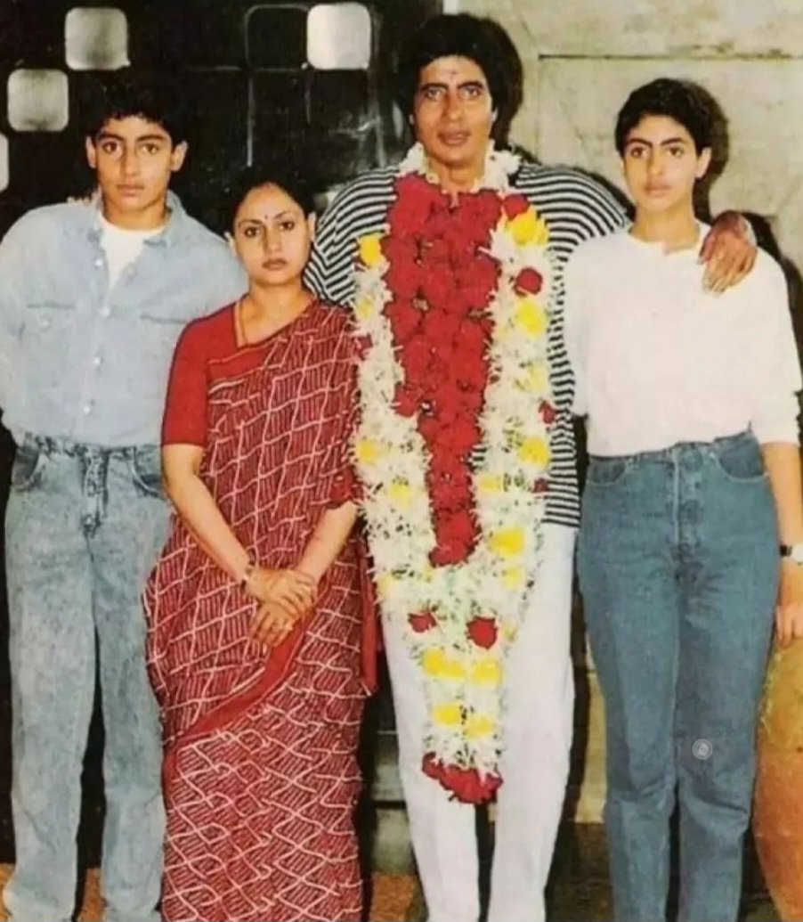 Major throwback! ❤️

An old picture of #AmitabhBachchan and #JayaBachchan with #AbhishekBachchan and #ShwetaBachchan has recently surfaced online and is winning hearts.