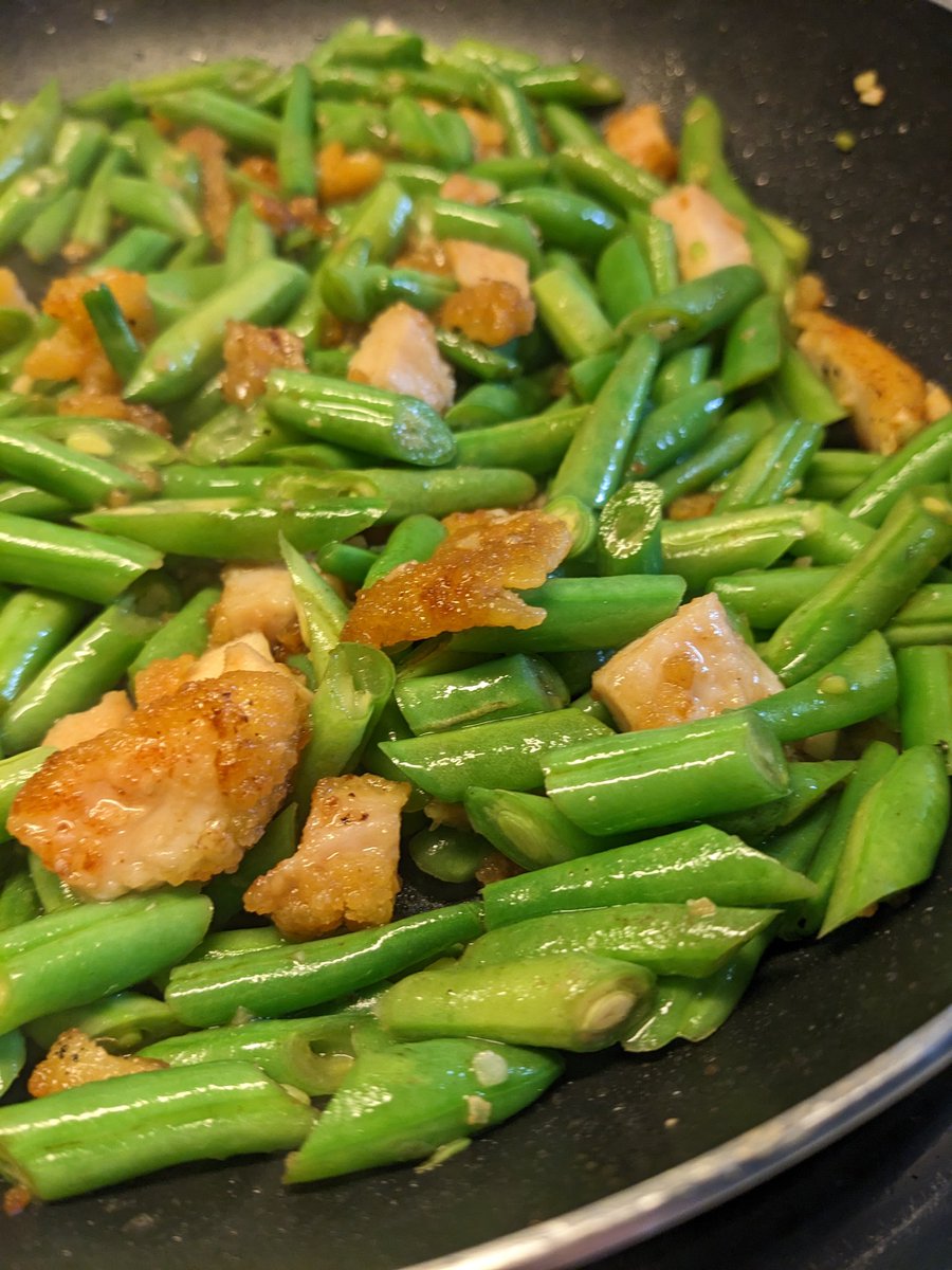 SlapTheTBuds's tweet image. Yummy chicken fried string beans with Soya sauce..Taste good and flavorful! #Chicken #stringbeans #lunchtime #friedchicken #vegetablebowl #foodies #foodlovers