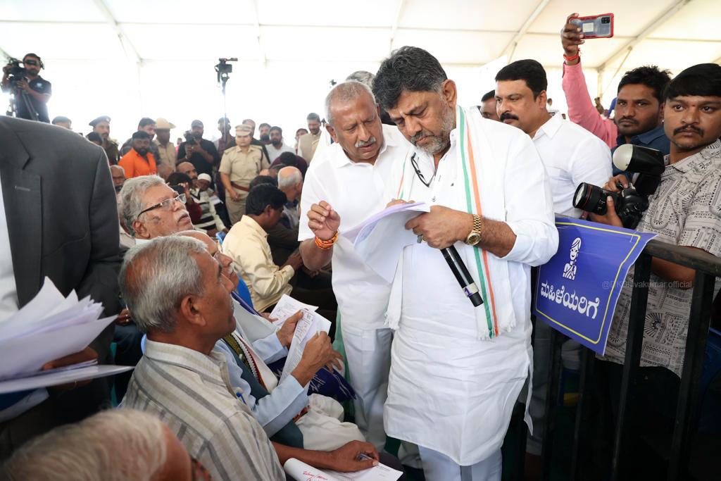 ಜನರ ಸಮಸ್ಯೆಗೆ ಪರಿಹಾರದ ಆಸರೆ !

"ಮನೆ ಬಾಗಿಲಿಗೆ ಬಂತು ಸರ್ಕಾರ, ಸೇವೆಗೆ ಇರಲಿ ಸಹಕಾರ" ಬೃಹತ್‌ ಜನಸ್ಪಂದನ ಕಾರ್ಯಕ್ರಮದಲ್ಲಿಇಂದು ಹಲವು ಸಮಸ್ಯೆಗಳನ್ನು ಹೊತ್ತು ಬಂದ ಜನರ ಮೊಗದಲ್ಲಿ ಪರಿಹಾರದ ಭರವಸೆ ಕಂಡು ನಮ್ಮ ಮಹತ್ವದ ಹೆಜ್ಜೆಗೊಂದು ಸಾರ್ಥಕತೆ ದೊರೆದಂತಾಯಿತು. ಅವರ ಏಳಿಗೆಯೇ ನಮ್ಮ ಗುರಿಯಾಗಿದ್ದು, ಇದು ನಮ್ಮ ಸರ್ಕಾರದ ಜನಪರ ಕಾಳಜಿ.