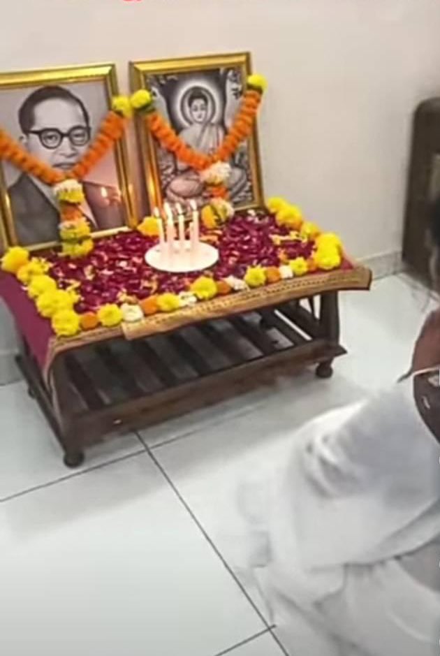 ashishvyas__'s tweet photo. नवबौद्धों की करतूत देखिए.. 

एक योगी और एक भोगी दोनों बराबर कैसे हो गये??

- एक ने सब कुछ त्यागा  एक ने सब कुछ बटोरा।
- एक ने भरी जवानी में पत्नी को छोड़ा एक ने बुढ़ापे में दूसरी शादी की।
- एक ने पीपल के पेड़ के नीचे बैठकर ही ज्ञान पा लिया, और एक ने स्कूल कॉलेज के चक्कर काटे।

फिर भी 🤣

- @TeamAkBrand