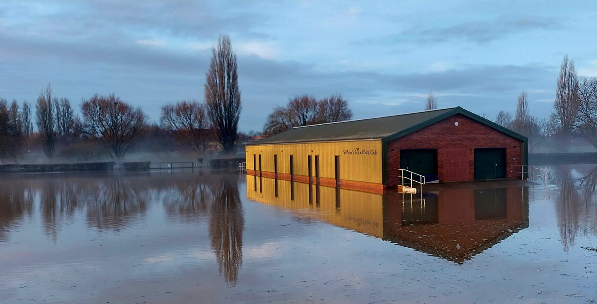 pongwiffy47's tweet photo. We are an Island 🚣‍♂️🚣‍♀️ #ergotraining #whatevertheweather #greencrocs @StPetersYork @BritishRowing https://t.co/idnOjB0SLr
