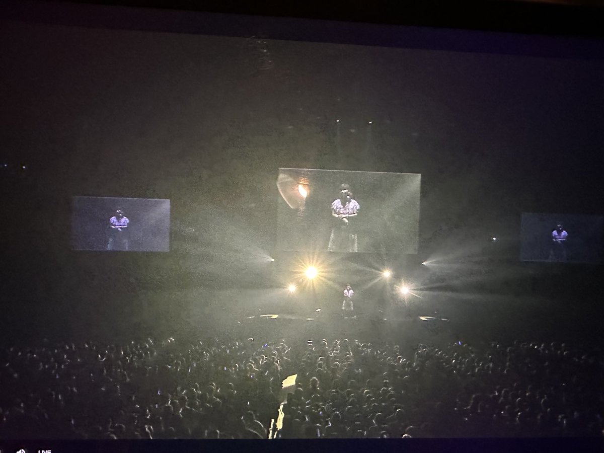 Yano_Akiko's tweet photo. 清水のミッちゃんの武道館にいる。ニューヨークからひとっ飛び！痛快である。 https://t.co/FE0XZQRqnf